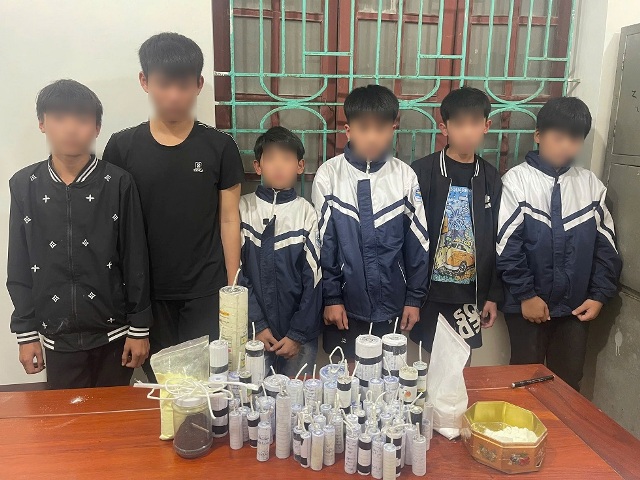 Nghệ An: Công an xã Đông Thành tiếp nhận thuốc pháo do thanh thiếu niên tự giác giao nộp