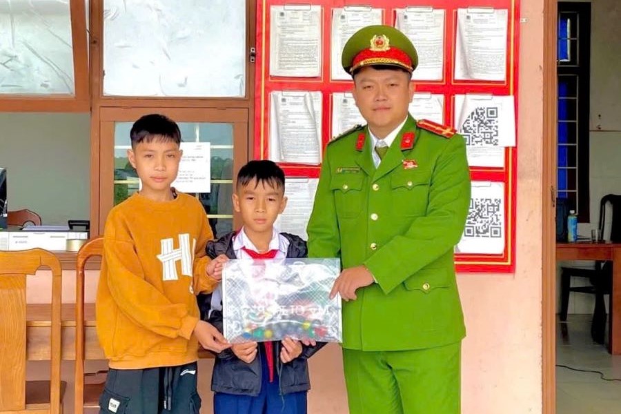Quảng Trị: Nhặt được pháo bi trên đường đi học về, 2 em học sinh giao nộp cho Công an