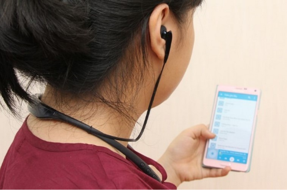 Sử dụng tai nghe li&ecirc;n tục khiến người trẻ dễ bị suy giảm th&iacute;nh lực