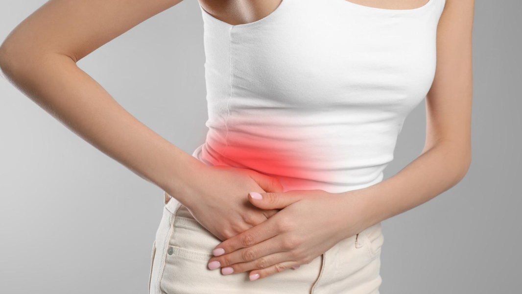 Đau hạ sườn phải l&agrave; biểu hiện thường gặp của u gan