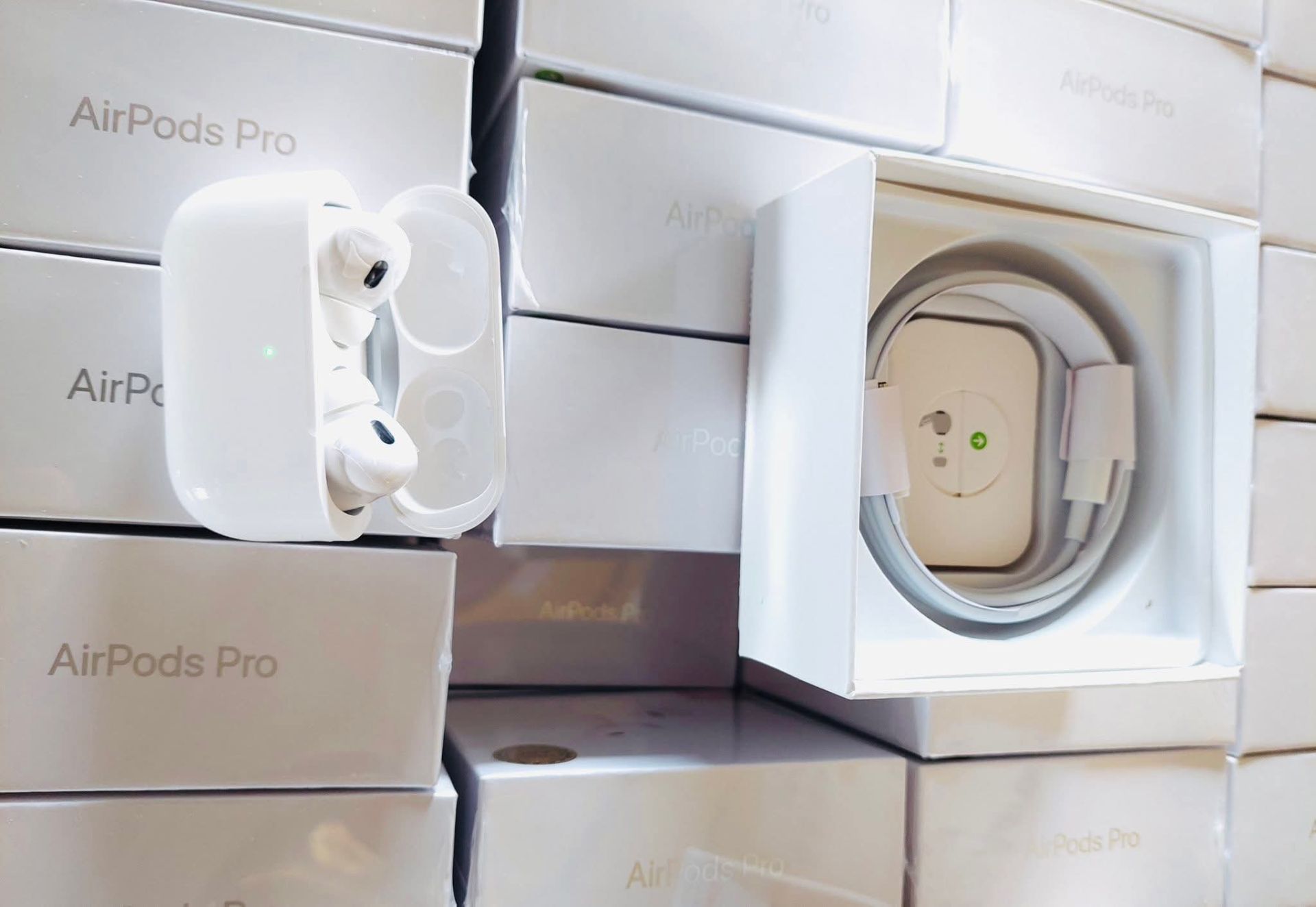 Phát hiện, thu giữ 1.000 chiếc tai nghe Bluetooth giả mạo nhãn hiệu APPLE