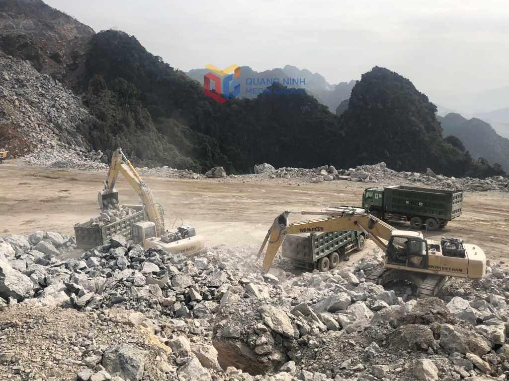 Khai th&aacute;c đ&aacute; phục vụ sản xuất của Nh&agrave; m&aacute;y xi măng Hạ Long
