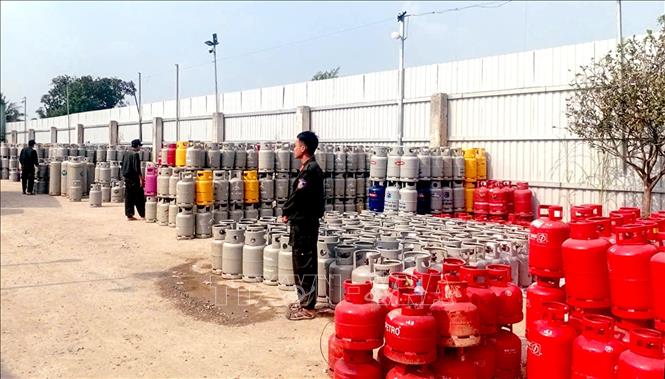 H&agrave;ng trăm b&igrave;nh gas c&aacute;c loại bị C&ocirc;ng an tỉnh T&acirc;y Ninh ph&aacute;t hiện, thu giữ tại hiện trường trong chuy&ecirc;n &aacute;n triệt ph&aacute; đường d&acirc;y sản xuất, bu&ocirc;n b&aacute;n gas giả. Ảnh: TTXVN