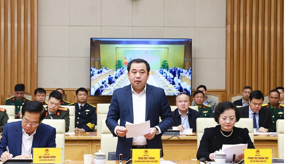 Bộ trưởng Bộ N&ocirc;ng nghiệp v&agrave; M&ocirc;i trường Trần Đức Thắng b&aacute;o c&aacute;o tại phi&ecirc;n họp