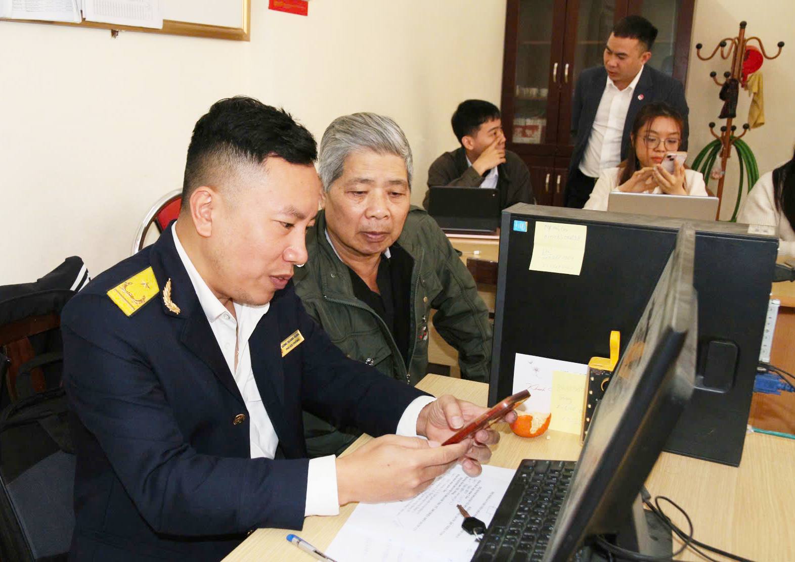 Thuế tỉnh Lào Cai triển khai chương trình “Đồng hành cùng hộ kinh doanh, cá nhân kinh doanh trong tuân thủ pháp luật thuế”