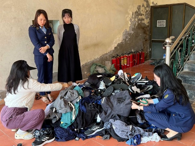 Quảng Trị: Tiêu hủy hơn 500 sản phẩm thời trang giả nhãn hiệu