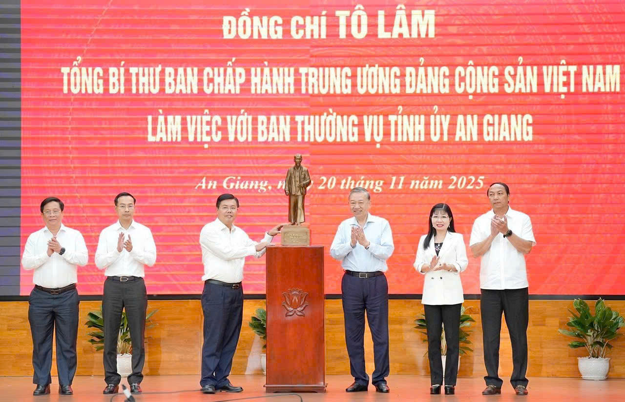 Tổng B&iacute; thư T&ocirc; L&acirc;m đến l&agrave;m việc v&agrave; tặng qu&aacute; lưu niệm cho Ban Thường vụ Tỉnh ủy An Giang