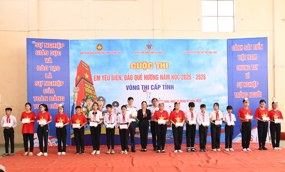 Bộ Tư lệnh V&ugrave;ng Cảnh s&aacute;t biển 3 trao học bổng cho c&aacute;c em học sinh c&oacute; ho&agrave;n cảnh kh&oacute; khăn tại Vĩnh Long.
