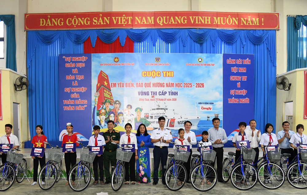 Bộ Tư lệnh V&ugrave;ng Cảnh s&aacute;t biển 3 trao tặng xe đạp cho c&aacute;c em học sinh c&oacute; ho&agrave;n cảnh kh&oacute; khăn tại Đồng Th&aacute;p