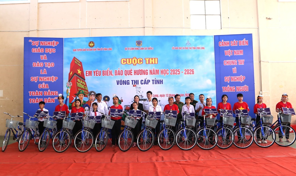 Bộ Tư lệnh V&ugrave;ng Cảnh s&aacute;t biển 3 trao tặng xe đạp cho c&aacute;c em học sinh tại Vĩnh Long.