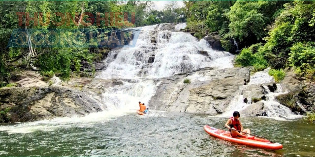 Hồ Lăk được mệnh danh l&agrave; vi&ecirc;n ngọc s&aacute;ng gi&aacute; giữa đại ng&agrave;n T&acirc;y Nguy&ecirc;n, với cảnh đẹp, quyến rũ, h&uacute;t hồn bất kỳ ai lần đầu đặt ch&acirc;n đến.