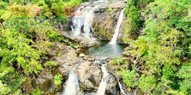 Hồ Lắk l&agrave; hồ tự nhi&ecirc;n c&oacute; cảnh quan đẹp, được bao bọc quanh những khu rừng tự nhi&ecirc;n, c&oacute; nhiều con suối bắt nguồn từ những d&atilde;y rừng thường xanh, với địa h&igrave;nh n&uacute;i cao, dốc đứng đổ về tạo n&ecirc;n những th&aacute;c nước đẹp chảy xu&ocirc;i về Hồ Lắk,