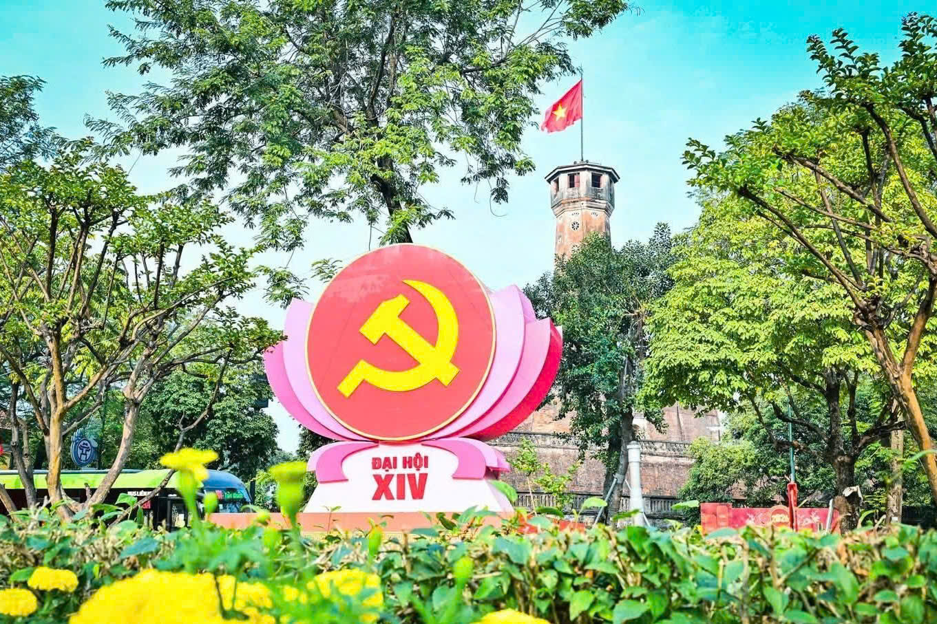 Thủ đô Hà Nội trang hoàng đồng bộ, lan tỏa khí thế chào mừng Đại hội XIV của Đảng