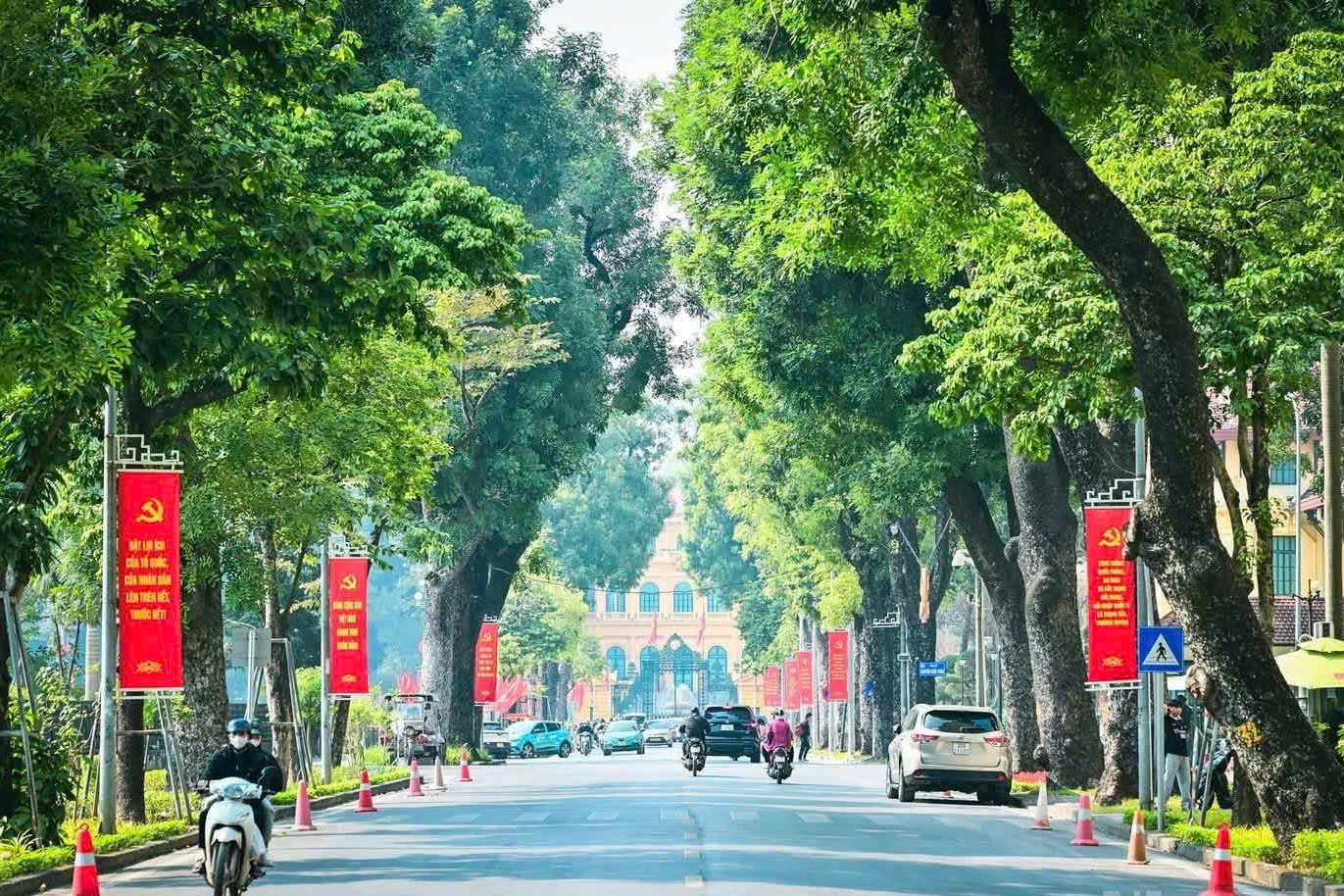 C&aacute;c tuyến phố Thủ đ&ocirc; được treo băng r&ocirc;n, khẩu hiệu tuy&ecirc;n truyền, lan tỏa kh&ocirc;ng kh&iacute; trang trọng trước thềm Đại hội XIV.