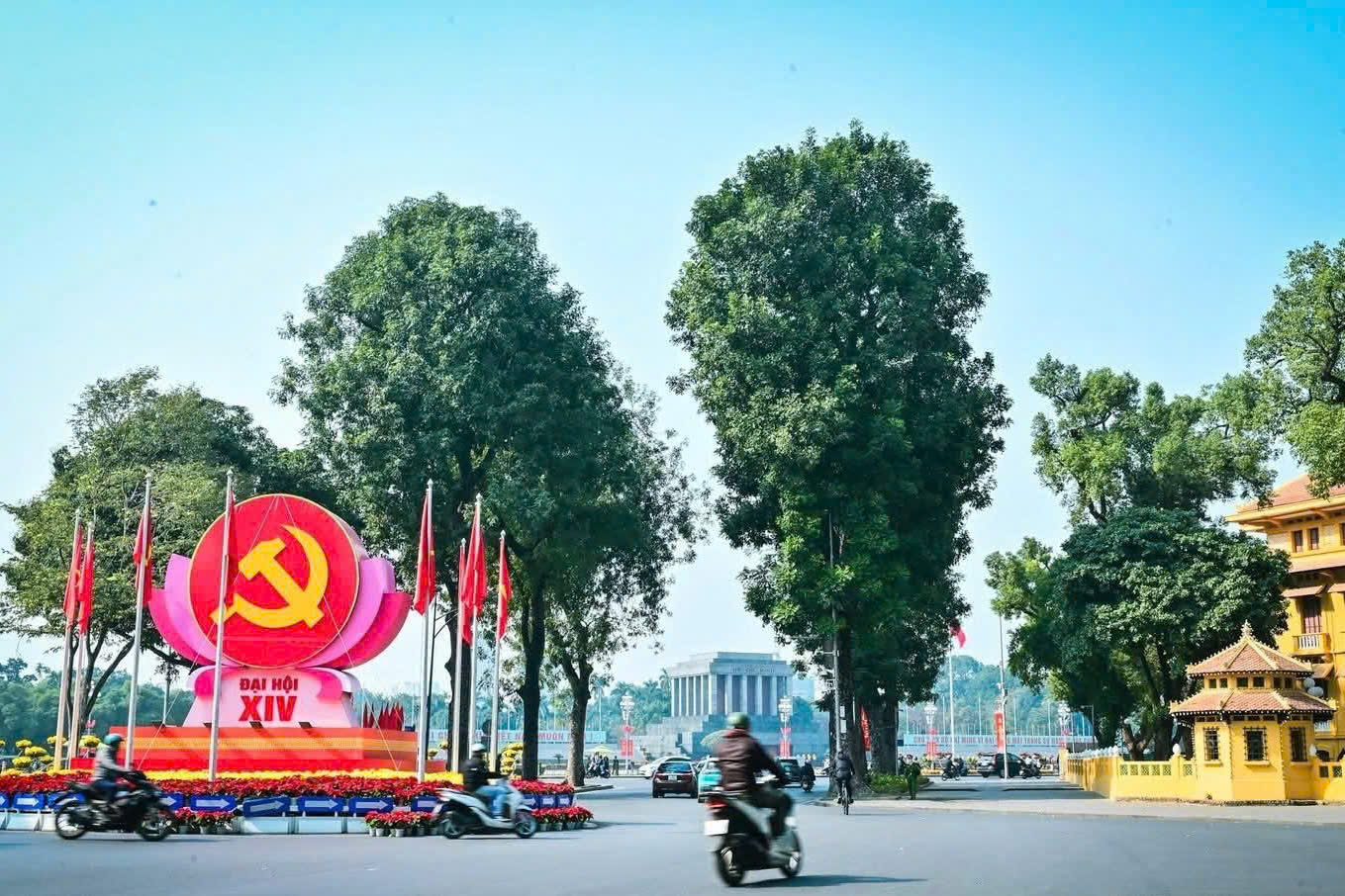 Biểu trưng Đại hội XIV được đặt tại n&uacute;t giao th&ocirc;ng lớn ở H&agrave; Nội, thu h&uacute;t sự ch&uacute; &yacute; của người d&acirc;n v&agrave; du kh&aacute;ch.