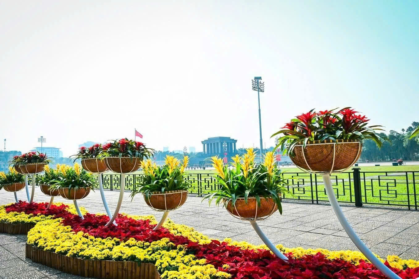 M&ocirc; h&igrave;nh biểu trưng ch&agrave;o mừng Đại hội đại biểu to&agrave;n quốc lần thứ XIV của Đảng được trang tr&iacute; nổi bật tại khu vực trung t&acirc;m Thủ đ&ocirc; H&agrave; Nội.