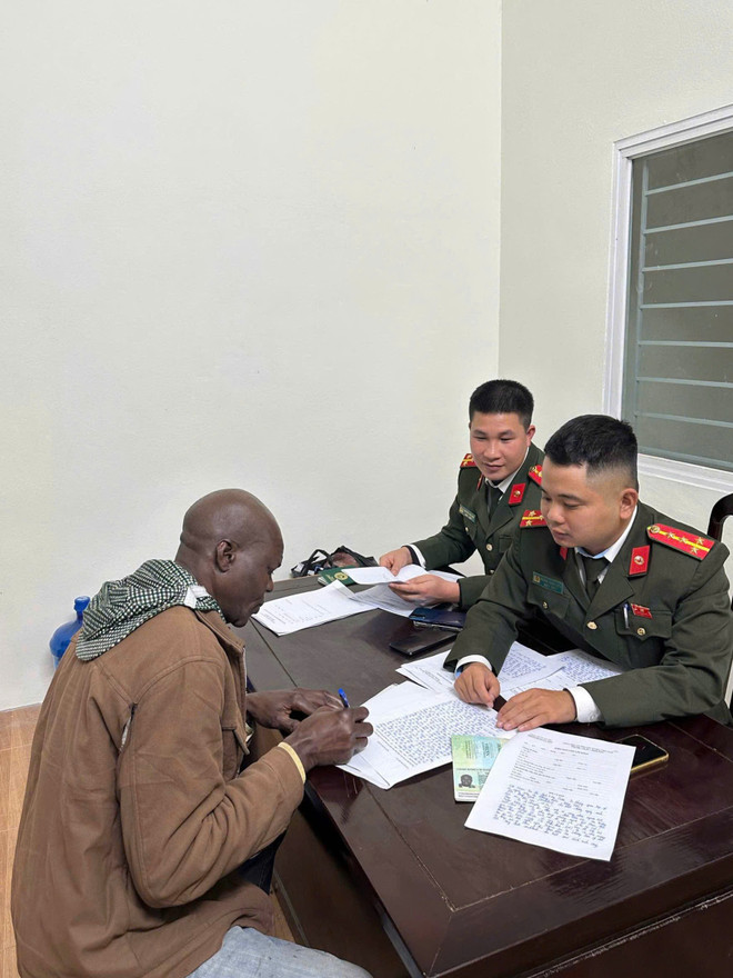 C&ocirc;ng an lấy lời khai đối tượng.