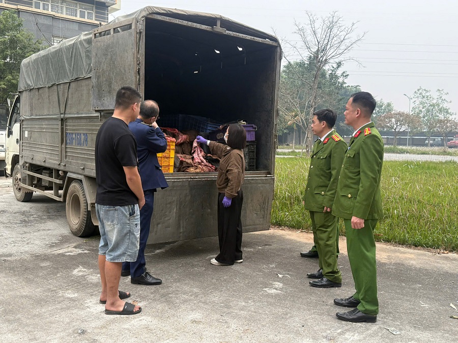 Lực lượng chức năng kiểm tra h&agrave;ng h&oacute;a tr&ecirc;n xe