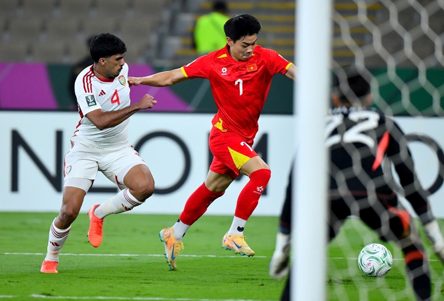 C&ocirc;ng lớn trong b&agrave;n mở tỷ số của U23 Việt Nam thuộc về Đ&igrave;nh Bắc khi anh đi b&oacute;ng b&ecirc;n c&aacute;nh tr&aacute;i rồi tạt v&agrave;o thuận lợi cho đồng đội. Ảnh: AFC