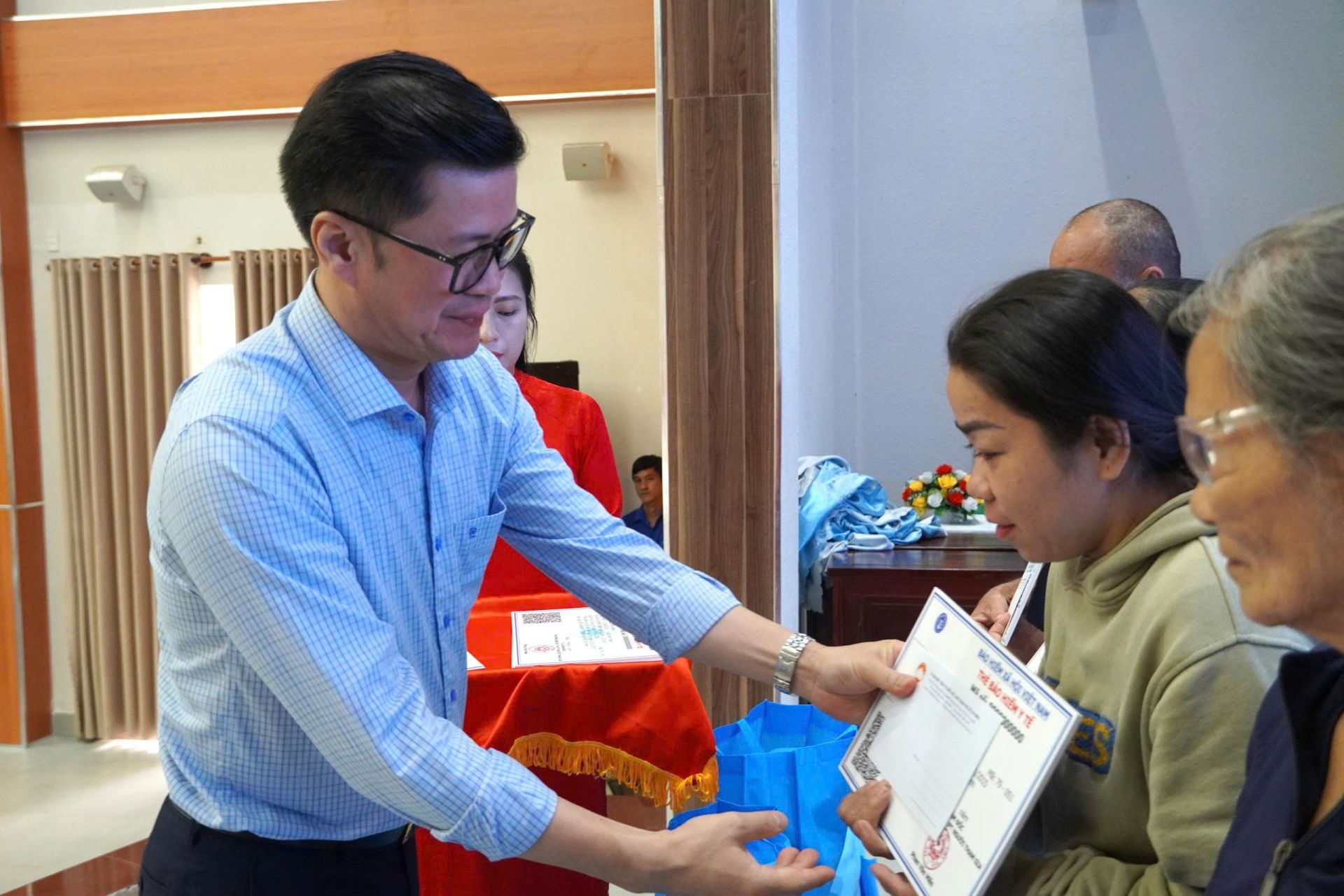 Trao tặng thẻ BHYT cho người d&acirc;n