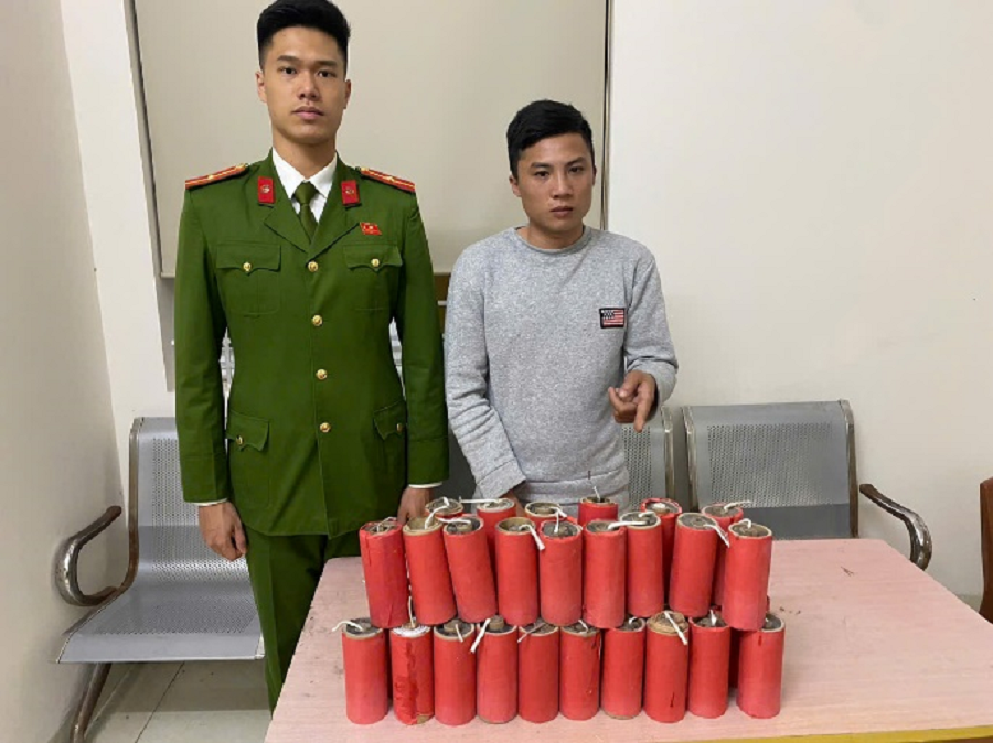 Hà Nội: Bắt quả tang đối tượng tàng trữ hơn 17kg pháo nổ và heroin trước cổng bệnh viện