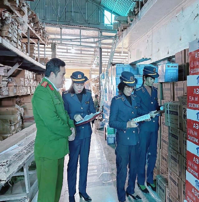 Lực lượng chức năng tỉnh Thanh H&oacute;a kiểm tra h&agrave;ng h&oacute;a tại cơ sở kinh doanh