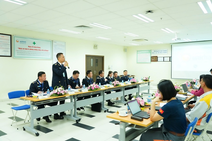 Chi cục Hải quan Khu vực V (do &ocirc;ng Phạm Ch&iacute; Th&agrave;nh - Chi cục trưởng l&agrave;m Trưởng đo&agrave;n c&ocirc;ng t&aacute;c) l&agrave;m việc với doanh nghiệp