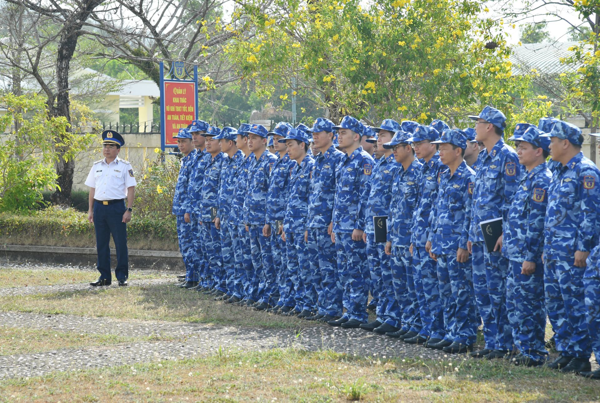 Thiếu tướng Đ&agrave;o B&aacute; Việt - Tư lệnh V&ugrave;ng Cảnh s&aacute;t biển 4 (b&ecirc;n tr&aacute;i ngo&agrave;i c&ugrave;ng) trực tiếp dự, chỉ đạo tập huấn tr&ecirc;n thao trường