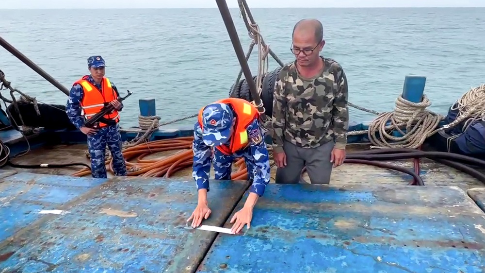 Lực lượng chức năng Bộ Tư lệnh V&ugrave;ng Cảnh s&aacute;t biển 4 ni&ecirc;m phong h&agrave;ng h&oacute;a vi phạm tr&ecirc;n t&agrave;u c&aacute; TG 92232 TS