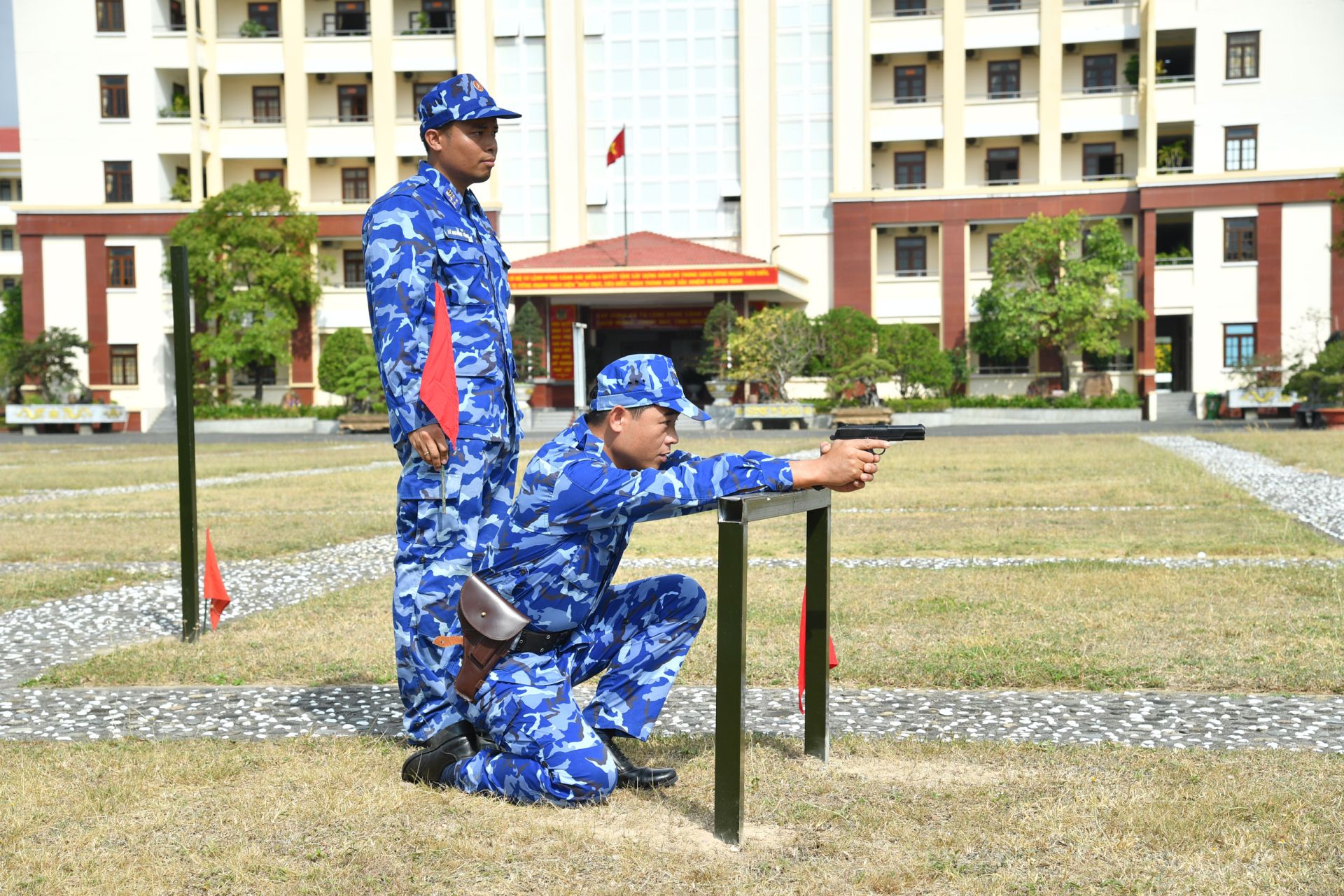 Luyện tập c&aacute;c b&agrave;i bắn n&acirc;ng cao S&uacute;ng ngắn K54