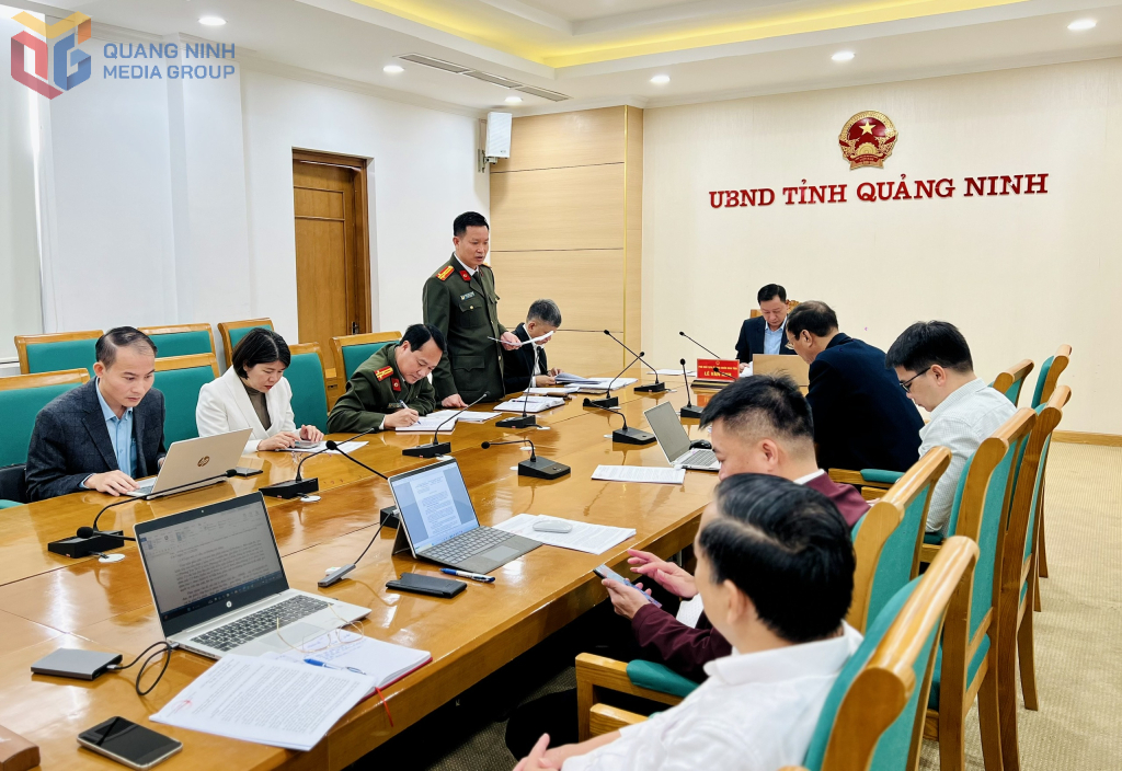 L&atilde;nh đạo ph&ograve;ng An ninh ch&iacute;nh trị nội bộ (C&ocirc;ng an tỉnh Quảng Ninh) b&aacute;o c&aacute;o l&atilde;nh đạo UBND tỉnh về c&ocirc;ng t&aacute;c đảm bảo an ninh trước thềm Đại hội