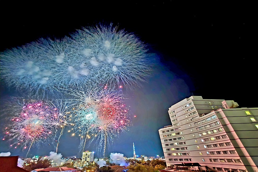 Bắn ph&aacute;o hoa ch&agrave;o xu&acirc;n 2025 tại Phan Thiết. Ảnh: Phương Nam.