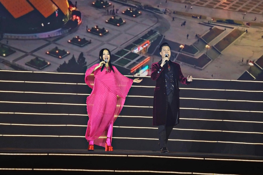 Ca sĩ Hồng Nhung v&agrave; Quang Dũng biểu diễn trong chương tr&igrave;nh nghệ thuật khai mạc Lễ hội Hoa mai anh đ&agrave;o Đ&agrave; Lạt - Xu&acirc;n 2026