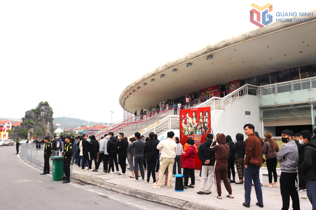 Người d&acirc;n xếp h&agrave;ng nhận v&eacute; Concert 