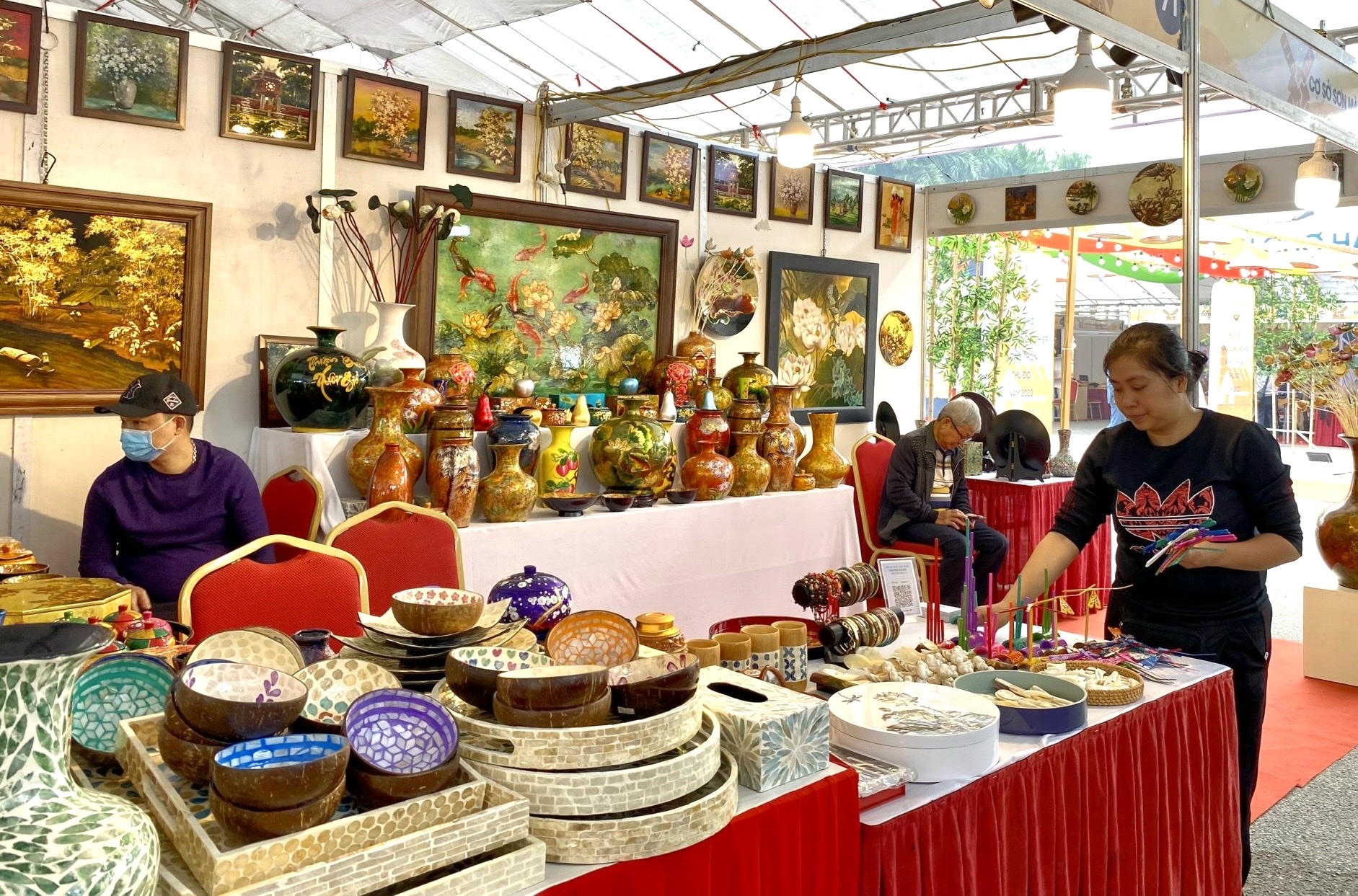 H&agrave; Nội thường xuy&ecirc;n tổ chức c&aacute;c hội chợ, triển l&atilde;m x&uacute;c tiến thương mại gắn kết du lịch địa phương.