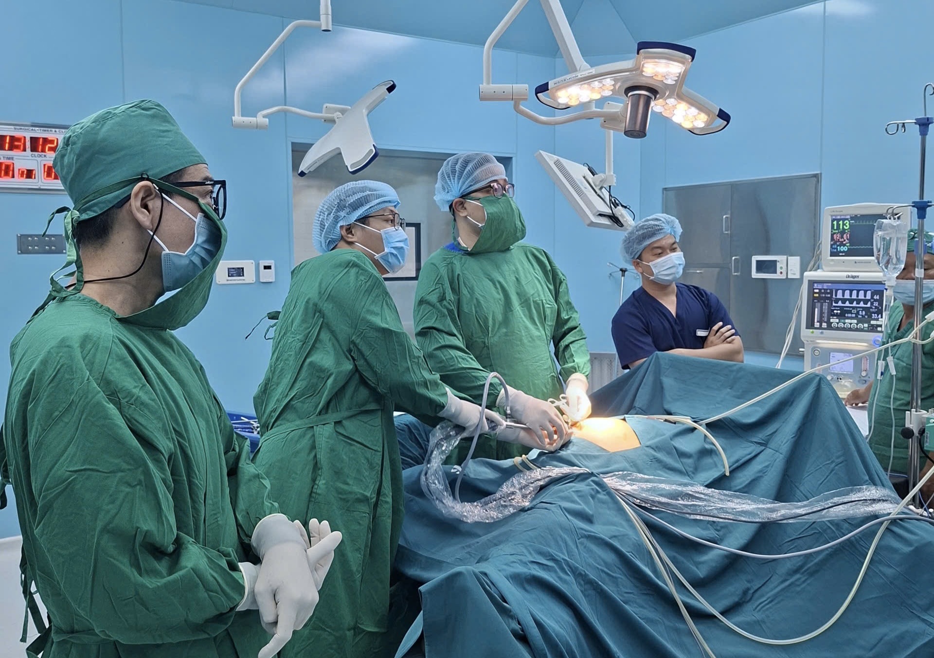 Nhiều kỹ thuật chuy&ecirc;n m&ocirc;n được thực hiện, xử l&yacute; ngay tại C&ocirc;n Đảo gi&uacute;p giảm chuyển tuyến, tiết kiệm chi ph&iacute; cho người bệnh.