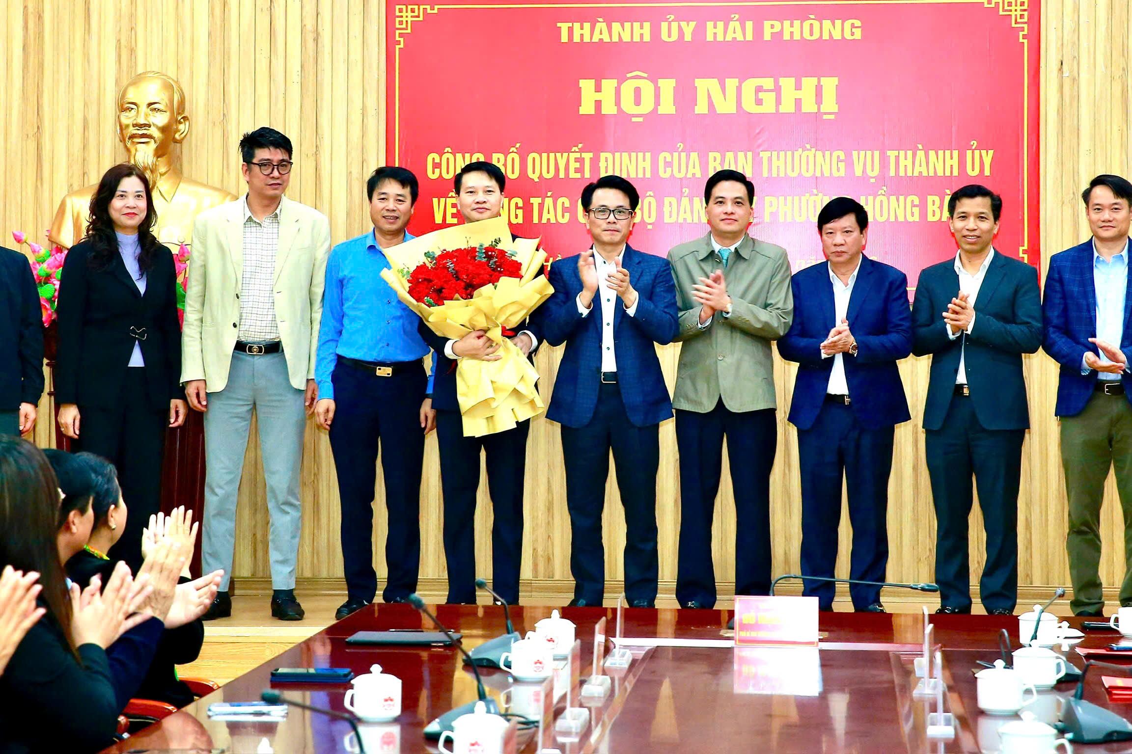 L&atilde;nh đạo Ban Tổ chức Th&agrave;nh ủy tặng hoa ch&uacute;c mừng đồng ch&iacute; Nguyễn Văn Tuấn.