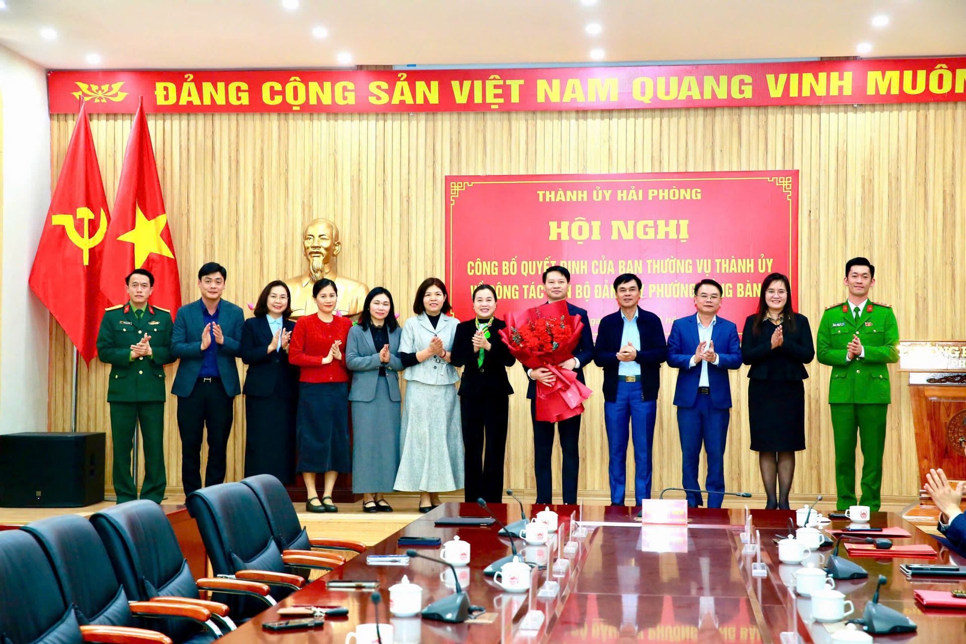 L&atilde;nh đạo phường Hồng B&agrave;ng tặng hoa ch&uacute;c mừng đồng ch&iacute; Nguyễn Văn Tuấn.