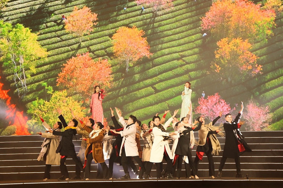 Hoa Mai anh đ&agrave;o được t&aacute;i hiện tr&ecirc;n s&acirc;n khấu, dẫn dắt kh&aacute;n giả bước v&agrave;o chương tr&igrave;nh nghệ thuật khai mạc