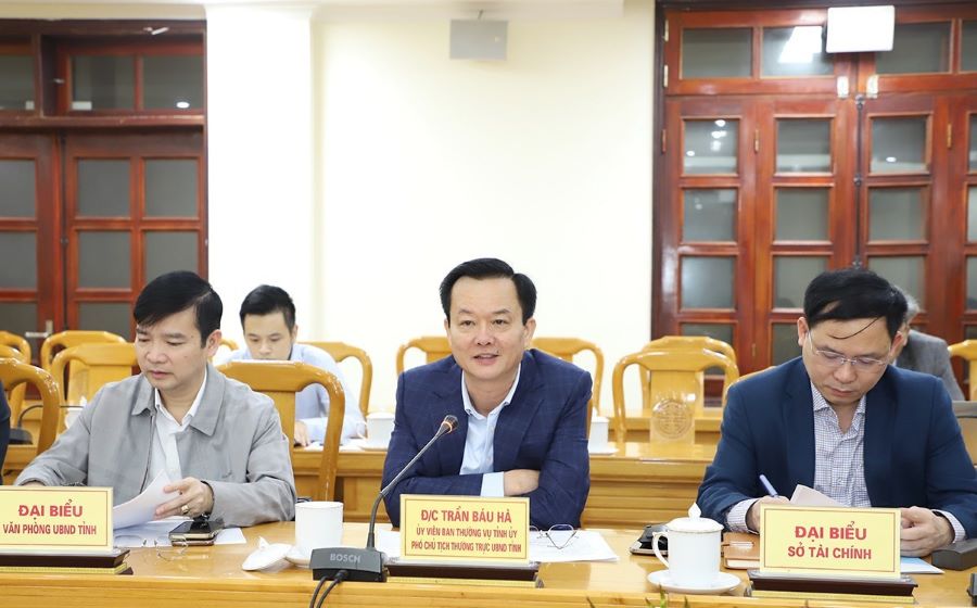 Ph&oacute; Chủ tịch Thường trực UBND tỉnh H&agrave; Tĩnh Trần B&aacute;u H&agrave; v&agrave; l&atilde;nh đạo một số sở, ng&agrave;nh l&agrave;m việc với đo&agrave;n