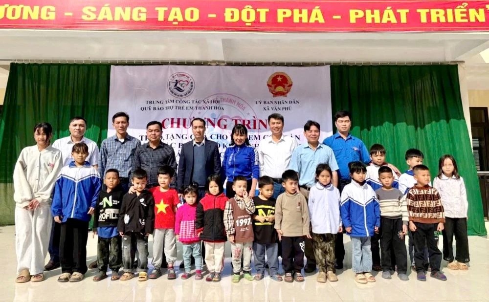 Thanh Hóa: Tặng quà cho trẻ em có hoàn cảnh đặc biệt khó khăn nhân dịp Tết