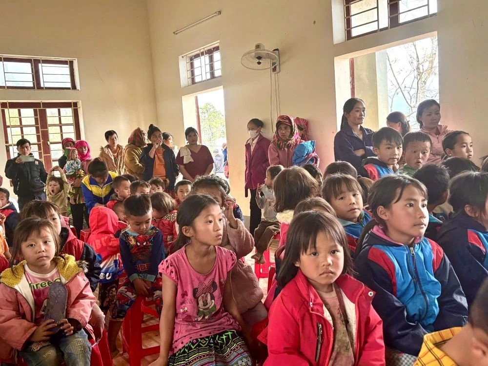 C&aacute;c em học sinh tham dự tại lễ trao tặng qu&agrave;