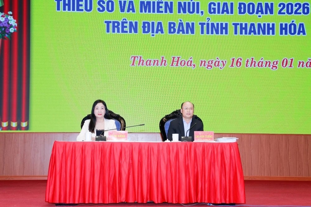 Ph&oacute; Chủ tịch UBND tỉnh Cao Văn Cường v&agrave; Gi&aacute;m đốc Sở D&acirc;n tộc v&agrave; T&ocirc;n gi&aacute;o Vũ Thị Hương chủ tr&igrave; hội nghị.