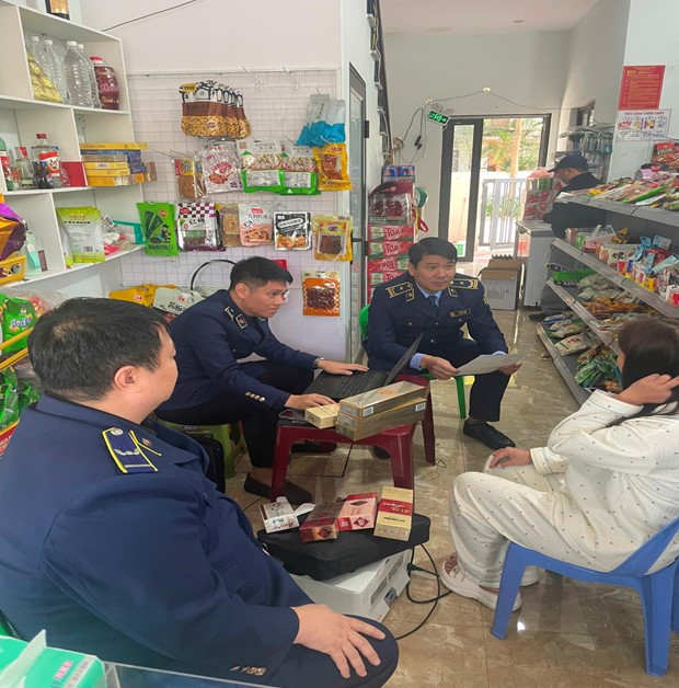 L&atilde;nh đạo Chi cục QLTT trực tiếp kiểm tra, khai th&aacute;c th&ocirc;ng tin về nguồn gốc l&ocirc; h&agrave;ng thuốc l&aacute; điếu nhập lậu tại hiện trường