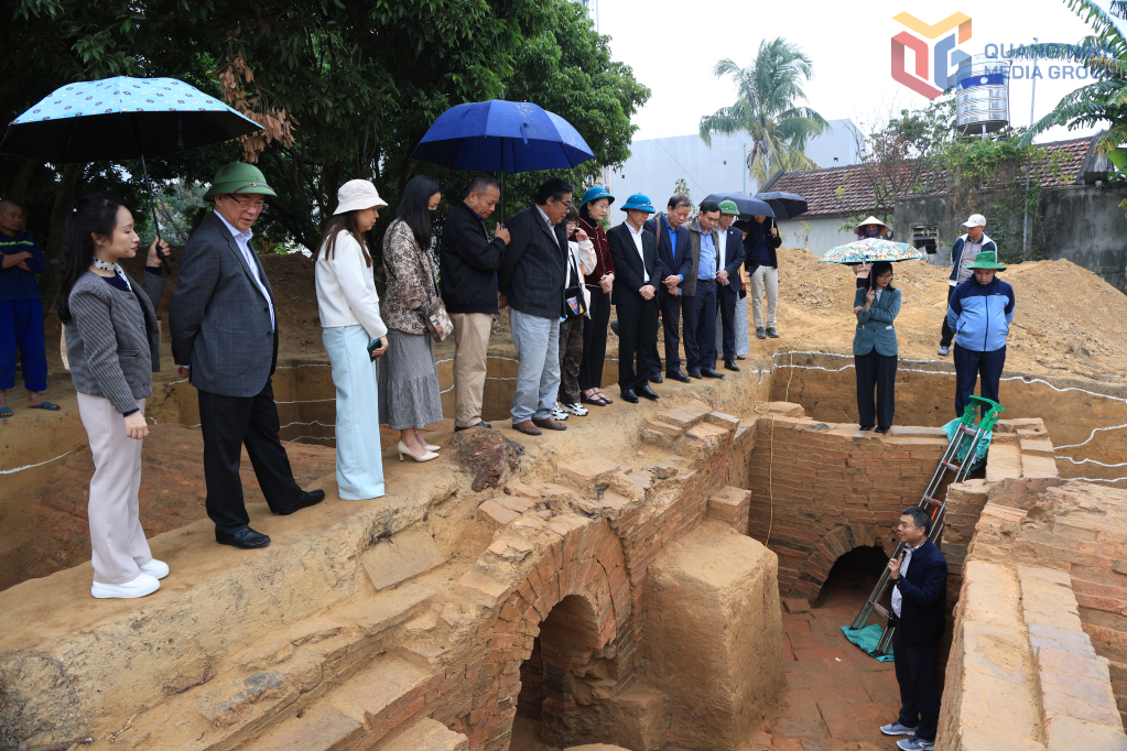 C&aacute;c chuy&ecirc;n gia, nh&agrave; khoa học khảo s&aacute;t khu vực mộ gạch Chạp Kh&ecirc;