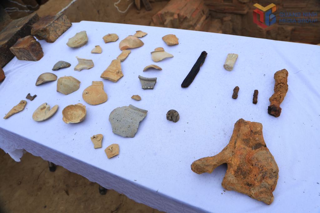 Di vật thu được tại khu trung thất