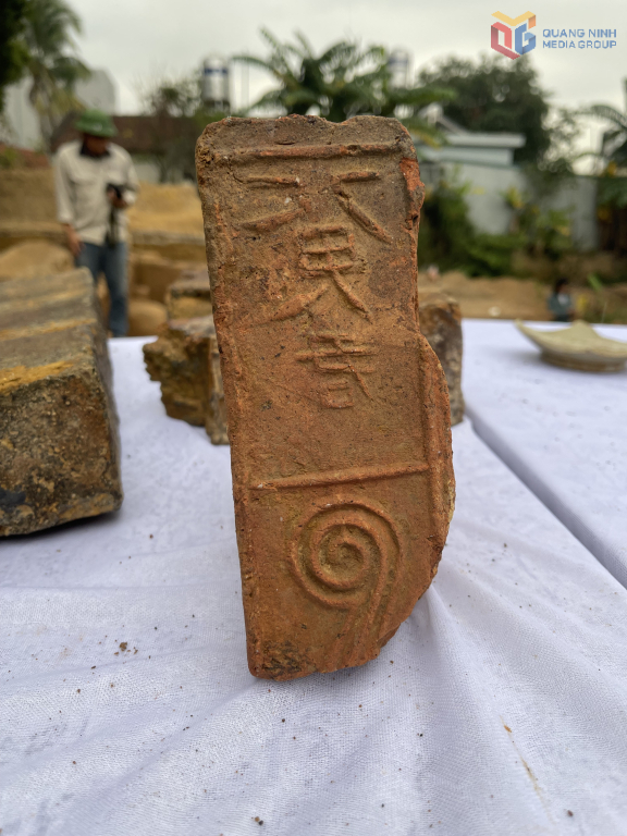 Gạch in nổi chữ 