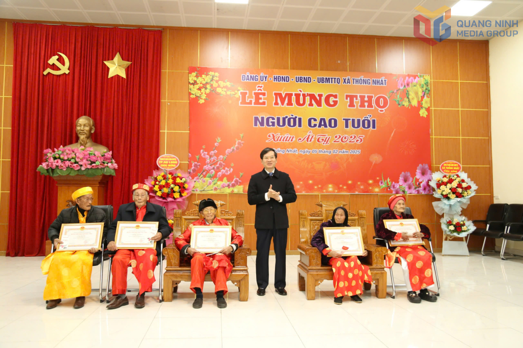 Quảng Ninh chúc, mừng thọ trên 2.300 người cao tuổi nhân dịp Tết Nguyên đán Bính Ngọ