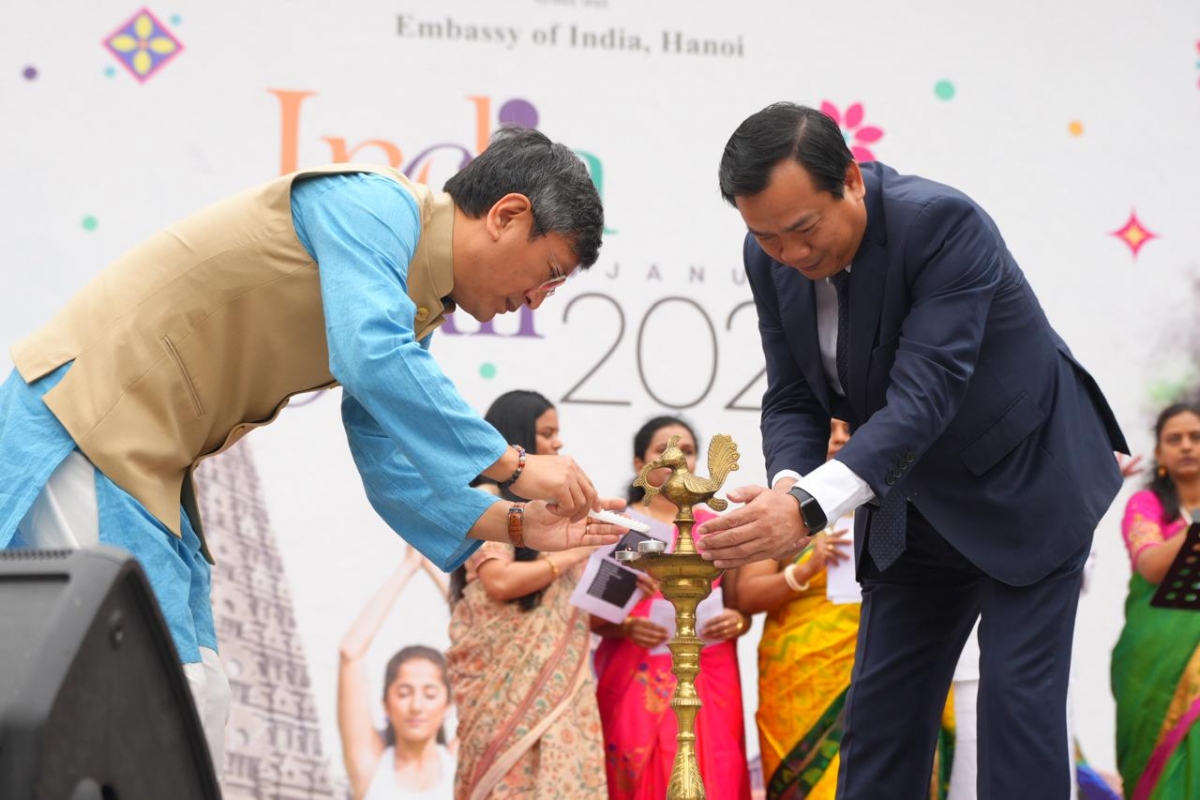 Nghi lễ thắp đ&egrave;n trước sự kiện. Nguồn: Đại sứ qu&aacute;n Ấn Độ