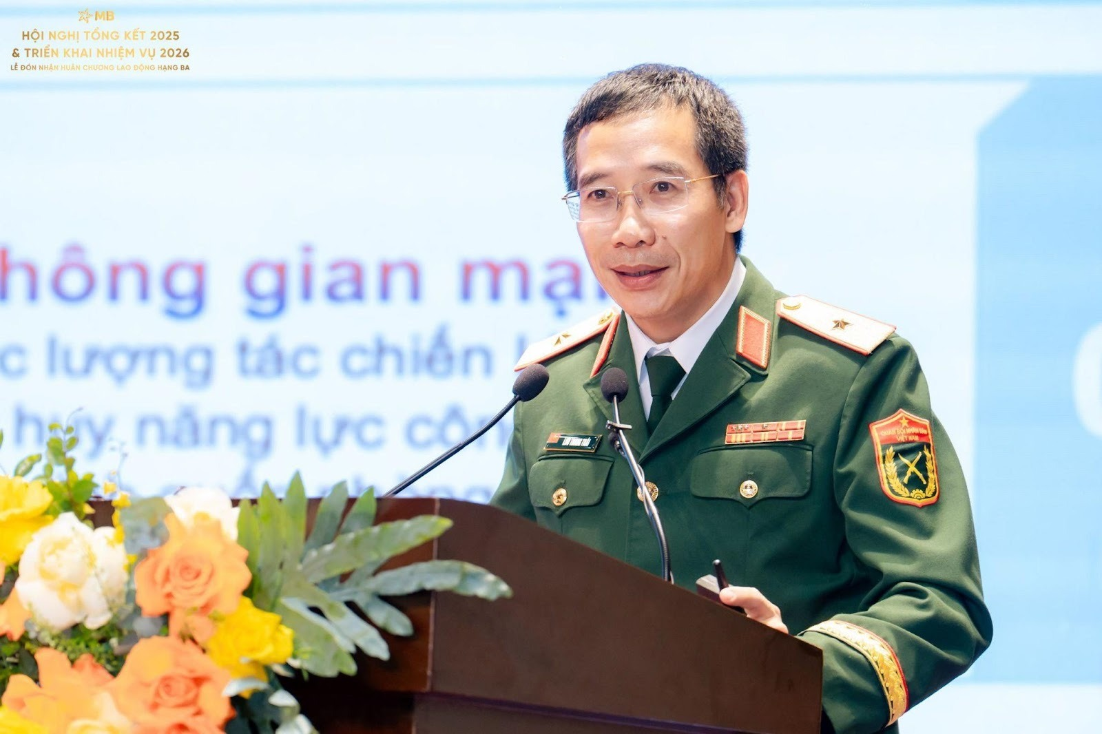 Thiếu tướng Lưu Trung Th&aacute;i, B&iacute; thư Đảng ủy, Chủ tịch HĐQT MB b&aacute;o c&aacute;o tại Hội nghị